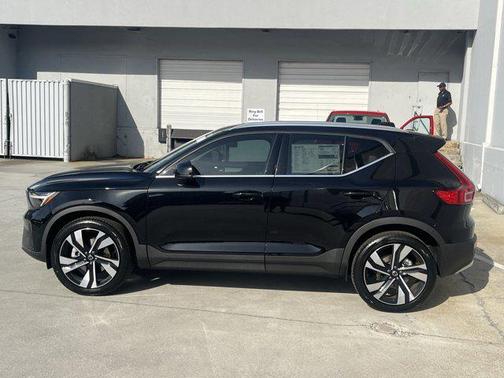 2025 Volvo XC40 B5 Plus Bright Theme