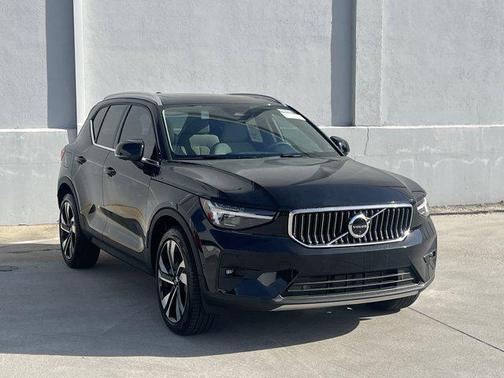 2025 Volvo XC40 B5 Plus Bright Theme