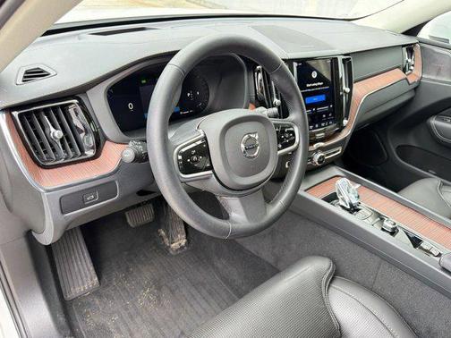 2023 Volvo XC60 B5 Ultimate Bright Theme