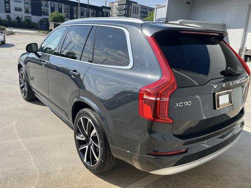 2022 Volvo XC90 T6 Momentum