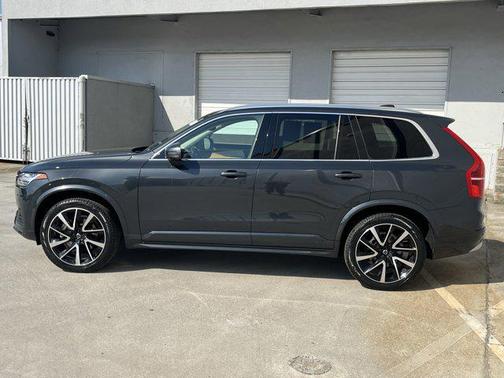 2022 Volvo XC90 T6 Momentum