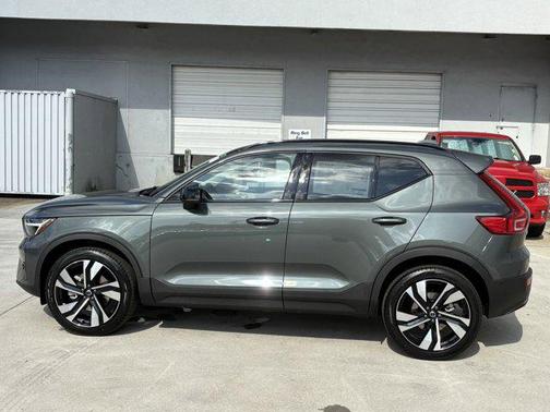 2026 Volvo XC40 B4 Plus