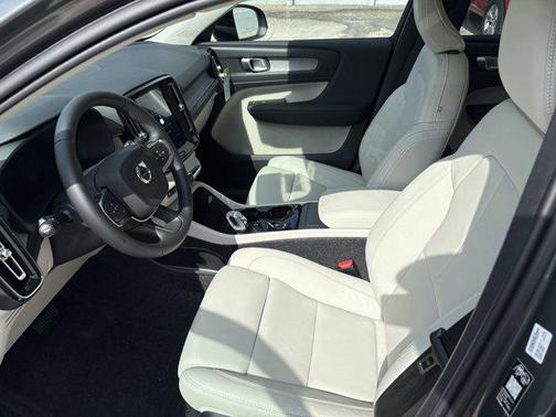 2026 Volvo XC40 B4 Plus