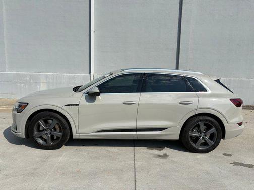 2019 Audi e-tron Premium Plus