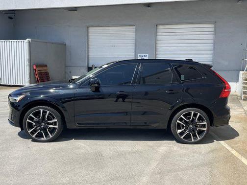 2023 Volvo XC60 B6 Ultimate Dark Theme