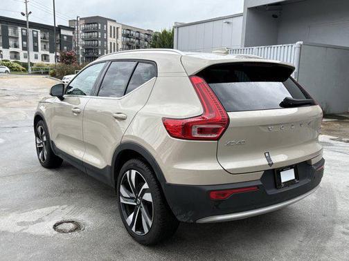 2025 Volvo XC40 B5 Plus Bright Theme