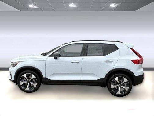 2026 Volvo XC40 Plus, B5 AWD Gas (mild hybrid), Dark