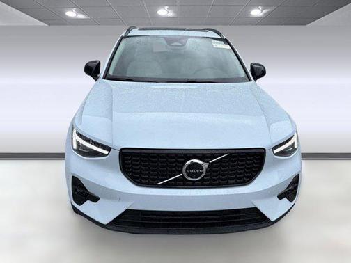 2026 Volvo XC40 Plus, B5 AWD Gas (mild hybrid), Dark