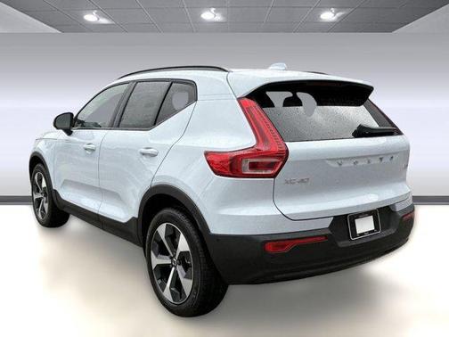 2026 Volvo XC40 Plus, B5 AWD Gas (mild hybrid), Dark