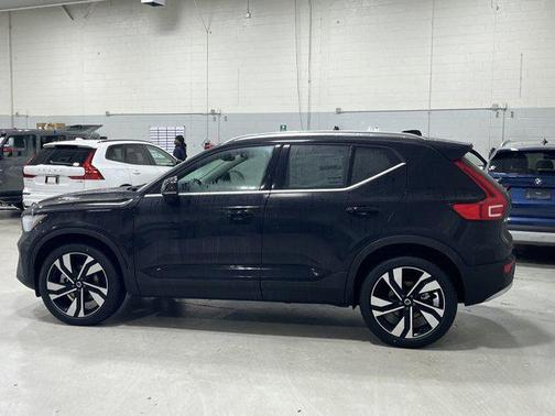 2025 Volvo XC40 B5 Ultra Bright Theme