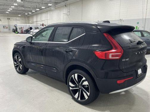 2025 Volvo XC40 B5 Ultra Bright Theme