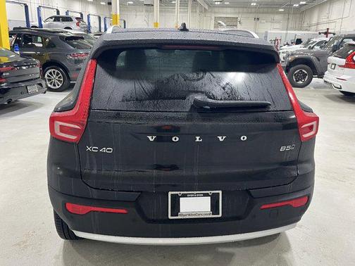 2025 Volvo XC40 B5 Ultra Bright Theme