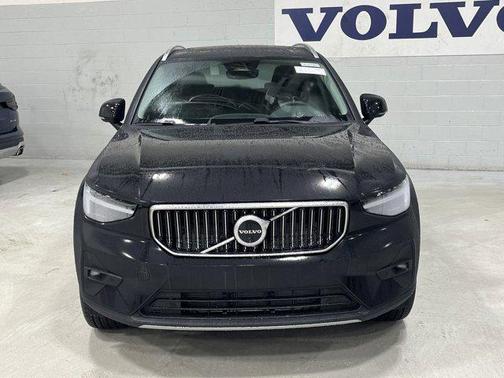 2025 Volvo XC40 B5 Ultra Bright Theme