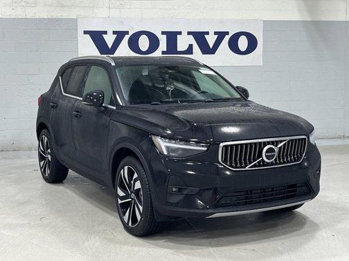 2025 Volvo XC40 B5 Ultra Bright Theme