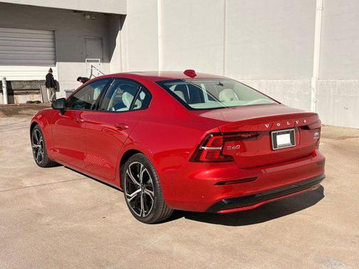 2024 Volvo S60 B5 Plus Dark Theme