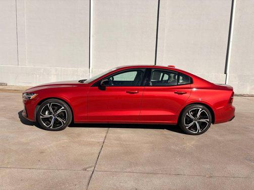 2024 Volvo S60 B5 Plus Dark Theme