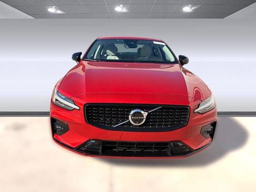 2024 Volvo S60 B5 Plus Dark Theme