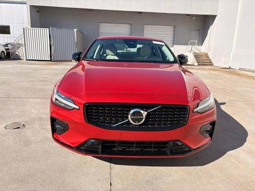 2024 Volvo S60 B5 Plus Dark Theme