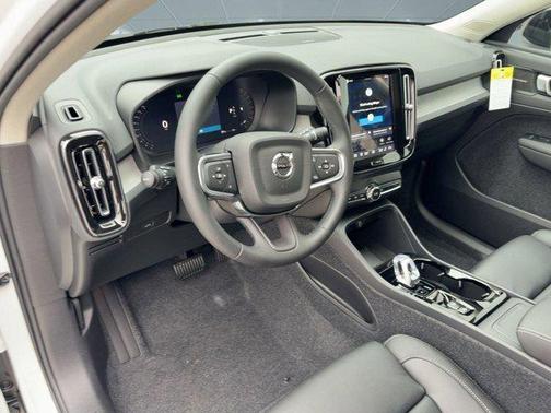 2026 Volvo XC40 Ultra, B5 AWD Gas (mild hybrid), Dark