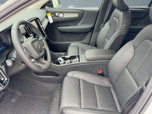 2026 Volvo XC40 Ultra, B5 AWD Gas (mild hybrid), Dark