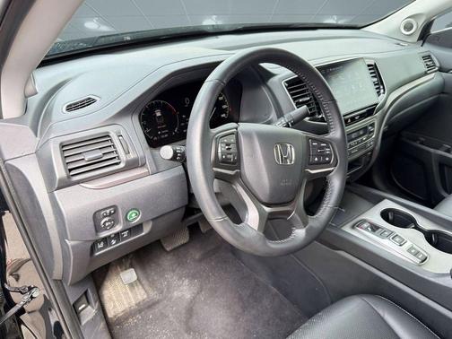 Crystal Black Pearl 2025 Honda Ridgeline RTL