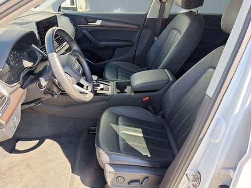 Glacier White Metallic 2023 Audi Q5 40 Premium