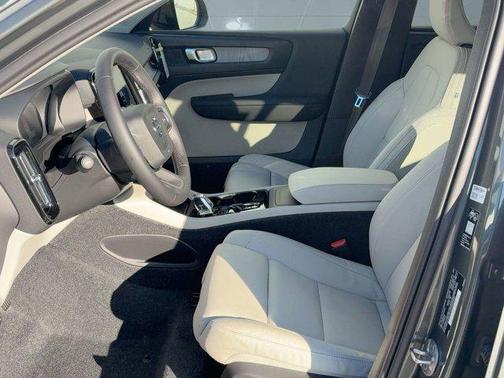 2026 Volvo XC40 Plus, B5 AWD Gas (mild hybrid), Dark