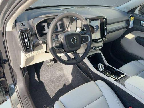 2026 Volvo XC40 Plus, B5 AWD Gas (mild hybrid), Dark