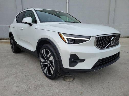 2025 Volvo XC40 Ultra Bright Theme