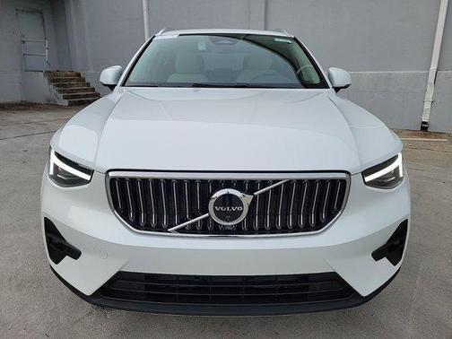 2025 Volvo XC40 Ultra Bright Theme