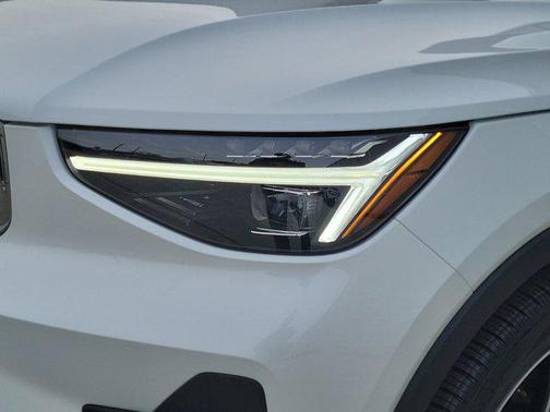 2025 Volvo XC40 Ultra Bright Theme