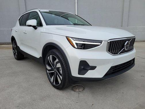 2025 Volvo XC40 Ultra Bright Theme