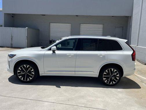 2025 Volvo XC90 B6 Plus 7-Seater