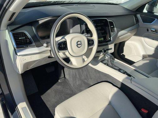 2021 Volvo XC90 T5 Momentum