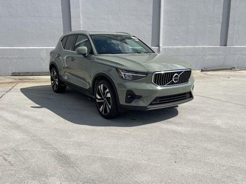 2025 Volvo XC40 B5 Plus Bright Theme