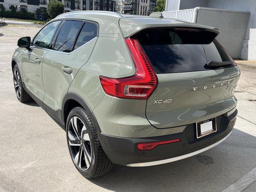 2025 Volvo XC40 B5 Plus Bright Theme