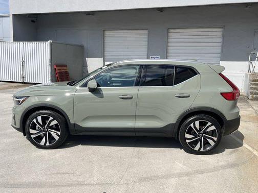 2025 Volvo XC40 B5 Plus Bright Theme