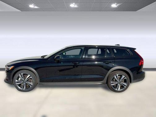 2025 Volvo V60 Cross Country B5 Plus