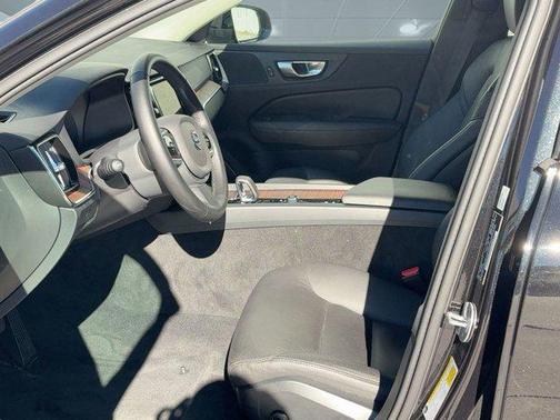 2025 Volvo V60 Cross Country B5 Plus