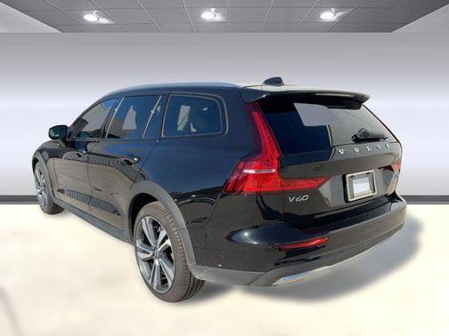 2025 Volvo V60 Cross Country B5 Plus