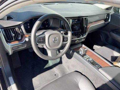 2025 Volvo V60 Cross Country B5 Plus