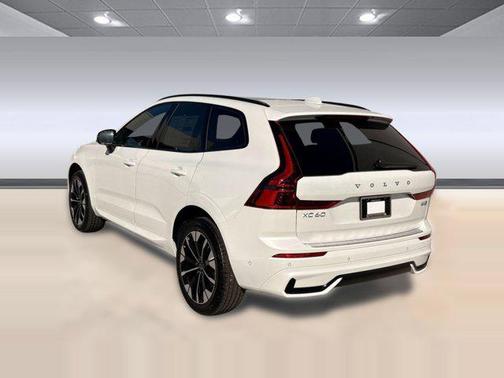 Crystal White Metallic 2026 Volvo XC60 B5 Plus