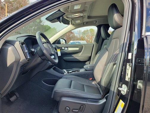 2025 Volvo XC40 B5 Ultra Bright Theme