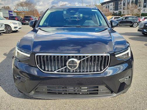 2025 Volvo XC40 B5 Ultra Bright Theme