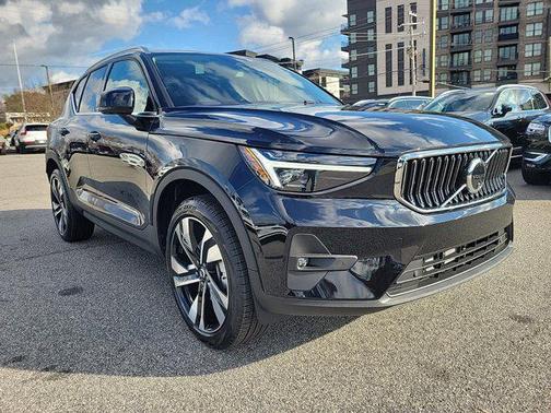 2025 Volvo XC40 B5 Ultra Bright Theme