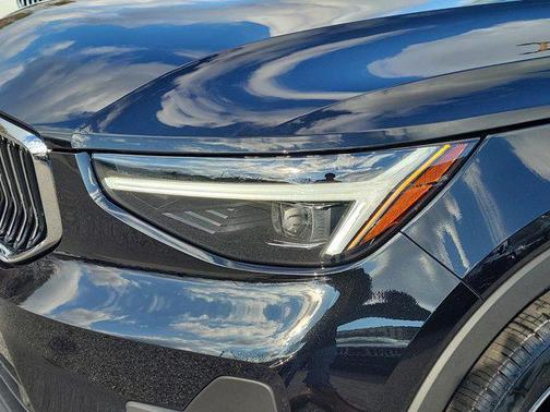 2025 Volvo XC40 B5 Ultra Bright Theme
