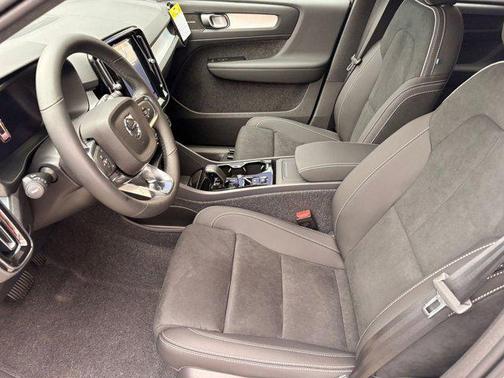 2026 Volvo XC40 Black Edition Ultra, B5 AWD Gas (mild hybrid)