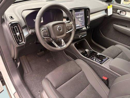 2026 Volvo XC40 Black Edition Ultra, B5 AWD Gas (mild hybrid)