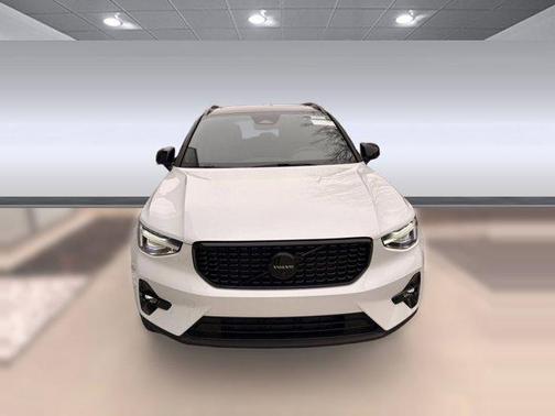 2026 Volvo XC40 Black Edition Ultra, B5 AWD Gas (mild hybrid)