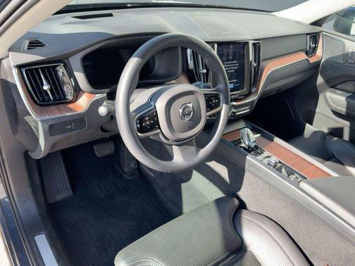 2023 Volvo XC60 Ultimate Bright Theme